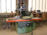 une machine posée sur une table dans une pièce