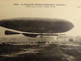 une vieille photo montrant un grand blimber survolant un champ
