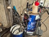 un vélo garé à côté d'un réservoir d'eau