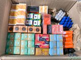 une boîte en carton remplie de différents types d'objets
