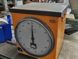une horloge posée sur une table dans un entrepôt