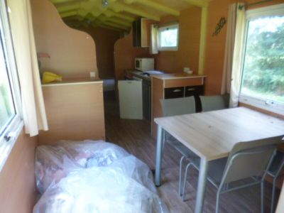 une photo d'une cuisine et d'une salle à manger dans une mini-maison