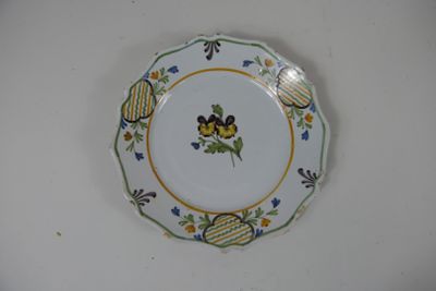 une assiette avec un motif floral sur une table