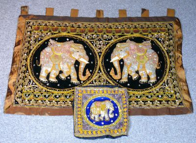 deux éléphants assis sur une table