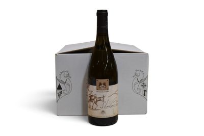 une bouteille de vin posée devant une boîte