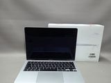 un ordinateur portable MacBook Pro d'Apple, dont la boîte est ouverte sur une table