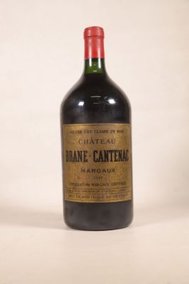 une bouteille de vin posée sur une table