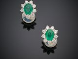 une paire de boucles d'oreilles en émeraude et diamant