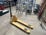 un chariot élévateur posé au sol dans un entrepôt