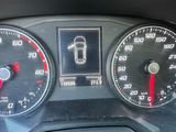 un gros plan du tableau de bord d'une voiture, avec un compteur de vitesse et des jauges