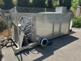 une grosse machine garée sur le bord de la route