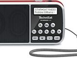 La radio est rouge et blanche et est munie d'un cordon.