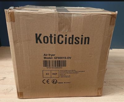 une boîte en carton posée sur une table
