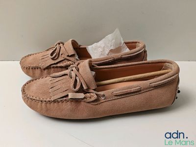 des mules Moccali de couleur beige, ornées de franges, posées sur un fond blanc