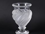 un vase en verre orné d'un cœur sur fond noir
