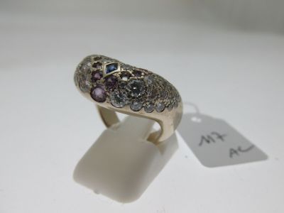 une image représentant une bague en argent sertie de pierres violettes et bleues