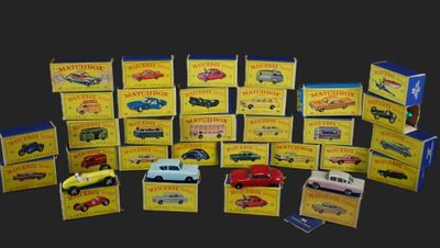 tout un tas de petites voitures exposées ensemble