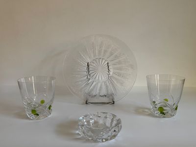 trois verres et une assiette posés sur une table