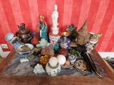 une table sur laquelle se trouvent de nombreux objets différents