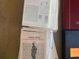 plusieurs livres sont empilés sur une étagère