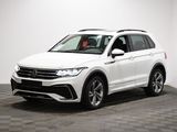 un SUV Volkswagen blanc garé dans une pièce au sol en damier