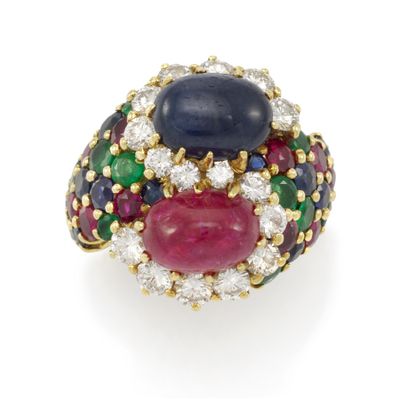 une bague sertie de saphir, de rubis, d'émeraude, de saphir et de diamants