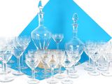 plusieurs verres à vin et une carafe posés sur une table