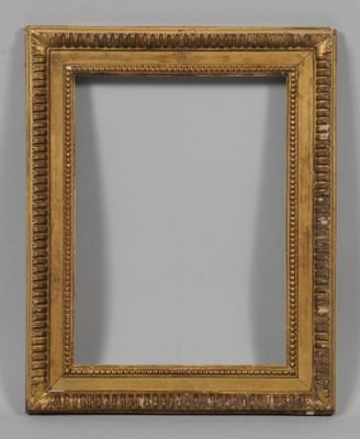 un cadre doré orné d'un motif décoratif sur le bord