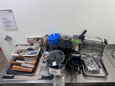 de nombreuses casseroles et poêles posées sur un plan de travail de cuisine