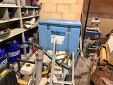 une pièce remplie d'une multitude d'outils et d'autres objets