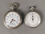 deux montres de poche en argent posées l'une à côté de l'autre sur une table