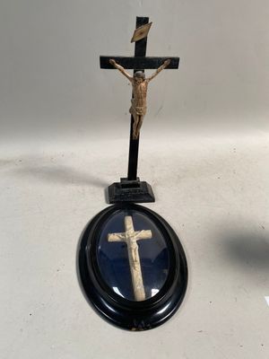 un crucifix et une bougie posés sur une table