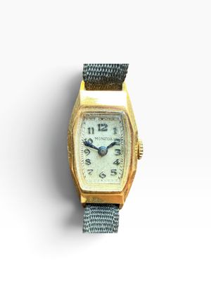 une image d'une montre-bracelet en or sur fond blanc