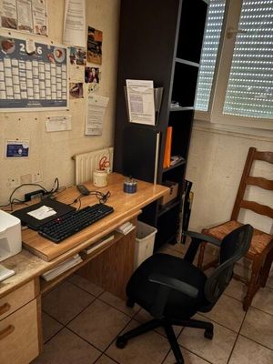 un bureau équipé d'un ordinateur et d'une imprimante