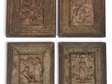 quatre morceaux de bois sur lesquels sont sculptés des personnages et des animaux