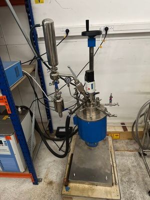 l'image d'une machine dans un garage