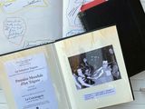 un livre dans lequel figure la photo d'un homme et d'une femme