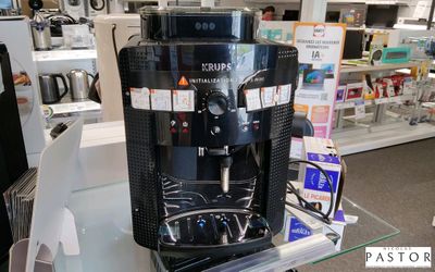 une machine à café exposée dans un magasin
