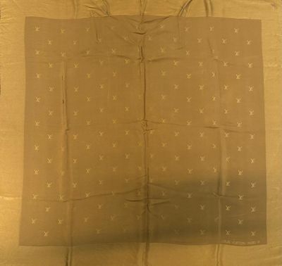 LOUIS VUITTON Foulard en soie marron damassée aux LV. 85 x 8…