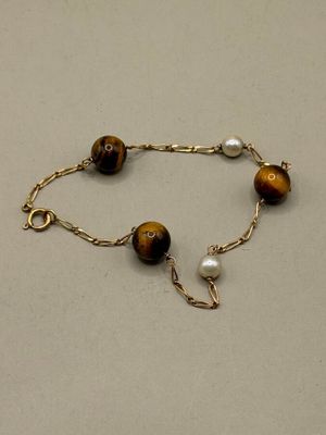 bracelet composé de perles « œil-de-tigre » et de perles de culture, montées sur une chaîne plaquée or