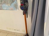 une photo d'un aspirateur et une carte accrochée au mur