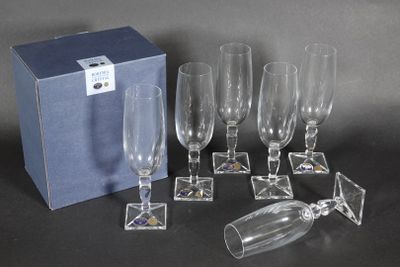 SUITE DE 12 FLUTES à champagne en cristal de Bohème, modèle …
