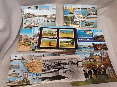 tout un tas de cartes postales posées sur une table