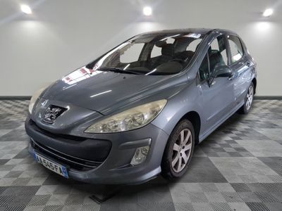 la photo d'une voiture garée dans un garage