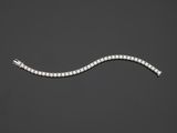 un bracelet en diamants et en or blanc, de la marque Business