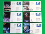 six cartes postales représentant une station spatiale, posées sur un fond vert