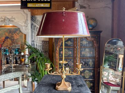 a table with a lamp on top of it in a room