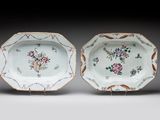 paire d'assiettes en porcelaine chinoise ornées de motifs floraux