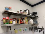 une étagère dans une cuisine, sur laquelle sont disposées des épices