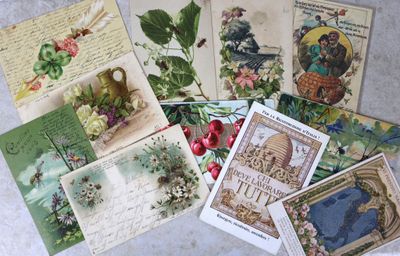 de nombreuses cartes posées sur une table
